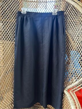 Black Midi Pull-On Skirt with Side Pockets